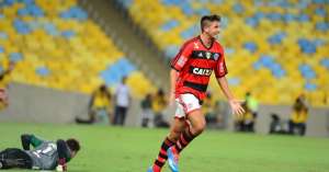 Pouco aproveitado no Flamengo, Lucas Mugni interessa ao Atlético-PR