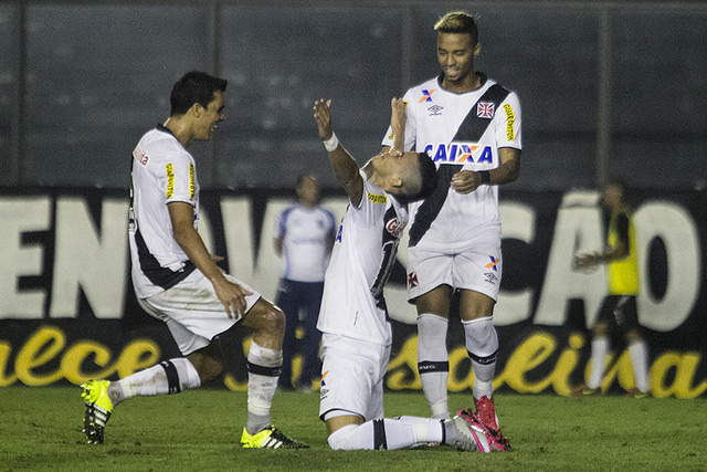 Emanuel Biancucchi comemora golaço diante do Avaí