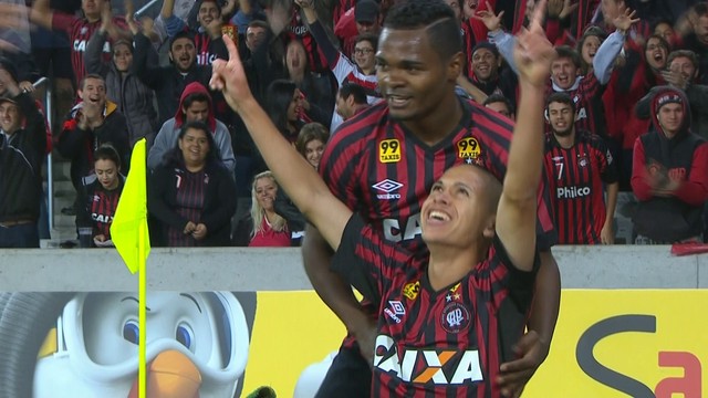 Marcos Guilherme comemora o segundo gol da vitória sobre o São Paulo