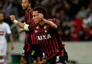 Decisivo contra o São Paulo, Gustavo comemora boa fase do Atlético-PR