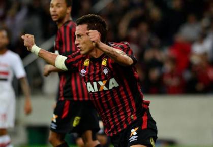 Gustavo comemora o primeiro gol na Arena da Baixada