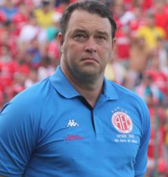 Roberto Fernandes sofre com desfalques para duelo contra o líder