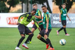 Marcos Rocha e Luan treinam com bola no Atlético-MG, mas não devem voltar domingo