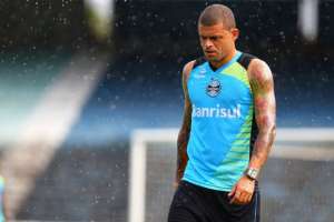 Maicon leva o terceiro amarelo e Edinho pode ser titular no Grêmio