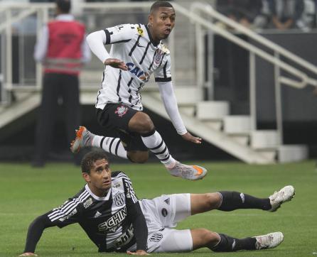 Jogadores da Ponte ficaram mais no chão que de pé no primeiro tempo com grama molhadíssima