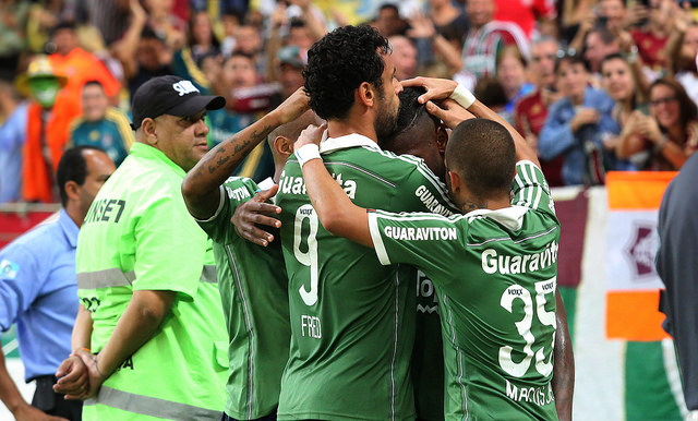 Jogadores do Fluminense comemoram gol e vitória diante do Santos 