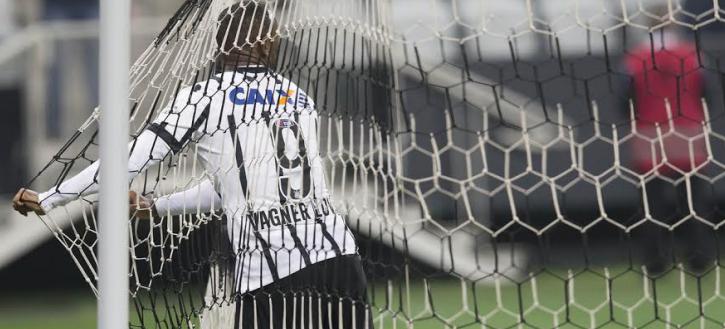Vagner Love marcou o segundo gol do Corinthians, já na prorrogação no Itaquerão