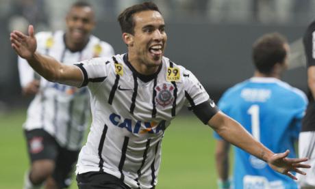 Jadson marcou mais um gol importante para o Corinthians