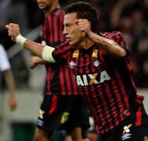 Gustavo marcou mais um gol pelo Atlético-PR