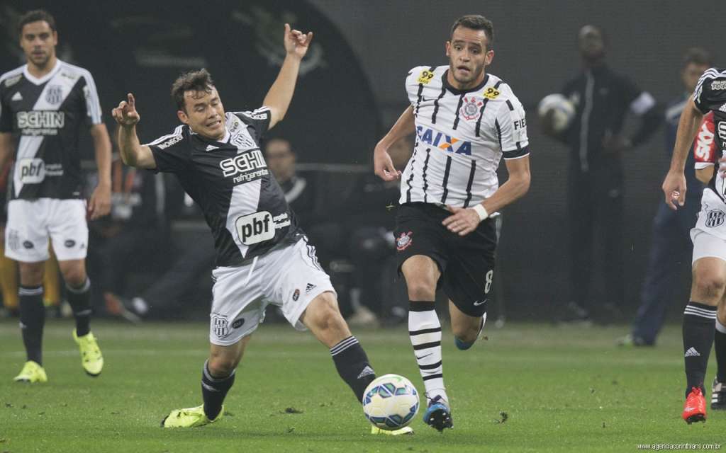 Renato Cajá disputa lance contra Renato Augusto: Corinthians superou a Ponte Preta