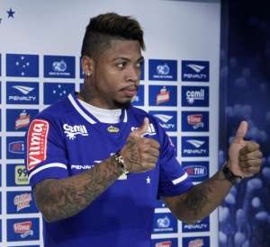 Marinho chega ao Cruzeiro e celebra: 'Desafio melhor que esse não tem'