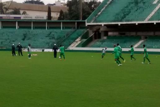 Oziel sofreu lesão muscular e está fora do jogo de domingo