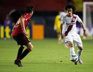 Torção no tornozelo tira Valdivia do Inter diante do Atlético-MG