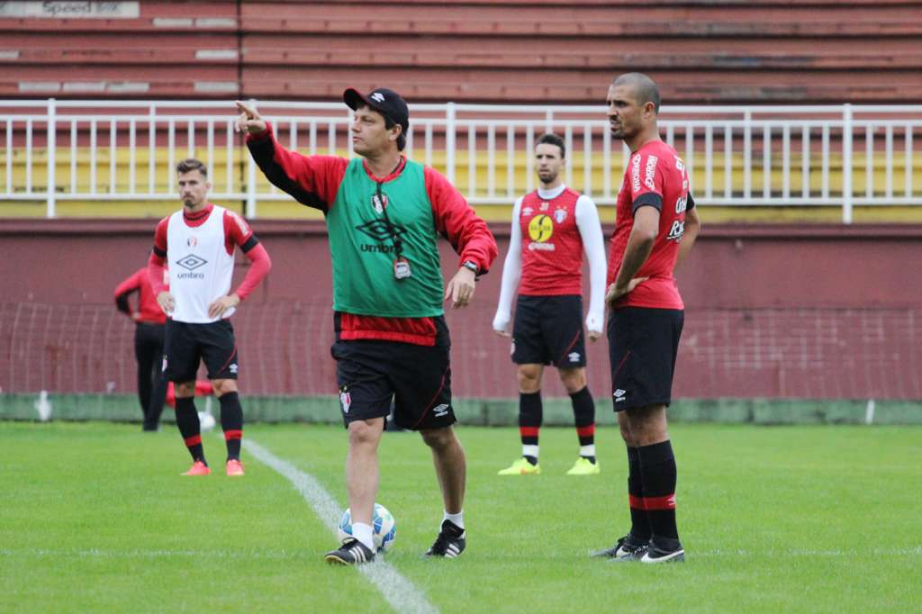 Adilson Batista faz mistério na escalação do Joinville 