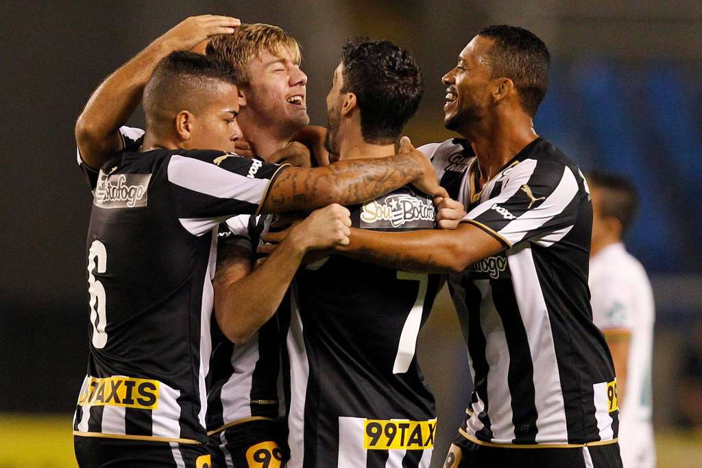 Luis Henrique comemora primeiro gol como profissional com a camisa do Botafogo 
