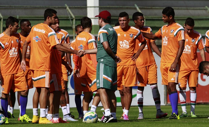 Enderson faz treino leve e promove mudança no meio de campo do Fluminense 