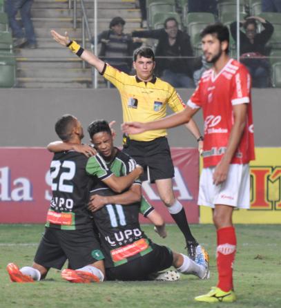 América Mineiro fez dois gols na parte final e e venceu Mogi por 3 a 1. foto: Carol Lopes