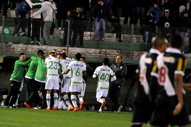 Com gol de bicicleta do zagueiro Neto, a Chapecoense voltou a vencer e parou a reação vascaína na competição. - Foto: Chapecoense Oficial