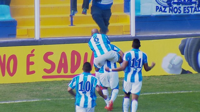 Jogadores do Avaí comemoram o gol da virada do time sobre o Sport, ainda no primeiro tempo