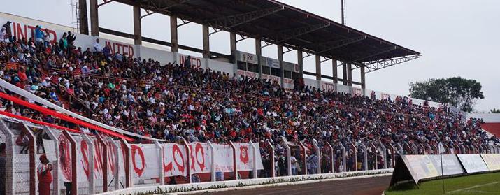 Arquibancada principal do estádio Sócrates Stamato, em bebedouro, ficou lotada