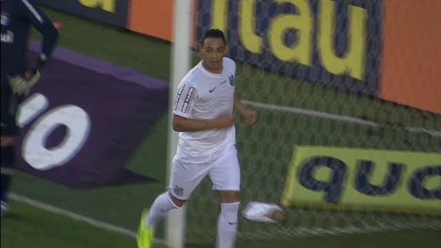 Ricardo Oliveira marcou sétimo gol no Brasileirão, o que não foi suficiente para evitar a derrota do Santos