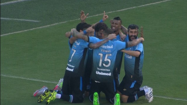 Jogadores do Grêmio comemoram o gol de Pedro Rocha que abriu a vitória sobre o Santos