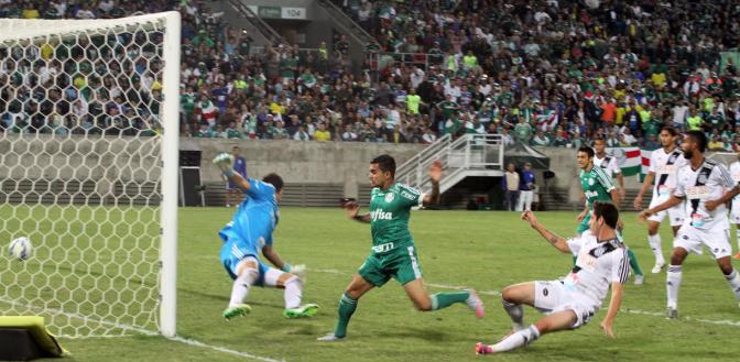 Dudu recebeu dois passes de Rafael Marques e marcou dois gols contra a Ponte Preta