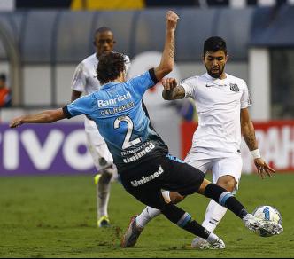 Galhardo foi eficiente na marcação e ainda marcou um dos gols contra o Santos