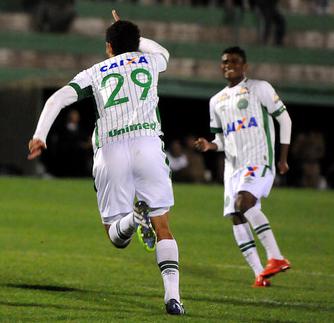 Neto corre para o abraço depois do golaço de bicicleta pela Chapecoense