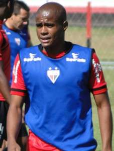 Atlético-GO acerta com Eron, lateral que estava no Ceará, e busca mais reforços