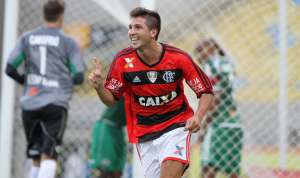 Flamengo libera e Mugni, jogador cotado no Atlético-PR, já inicia treinos no Newell's