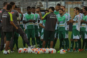 Júnior Rocha faz reunião com o elenco do Luverdense