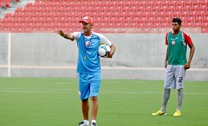 Preocupado com o desgaste físico dos jogadores, Lisca vai fazer mudanças no time titular