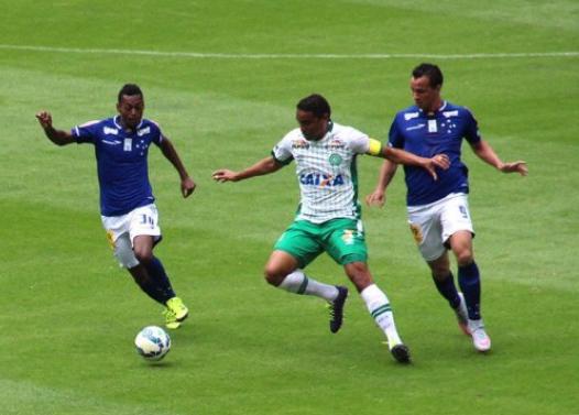Rafael Lima é cercado por Marquinhos e Leandro Damião em vitória da Chapecoense sobre o Cruzeiro