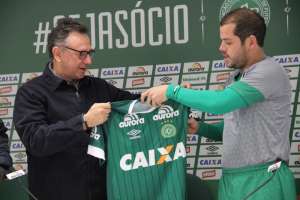 Liberado pelo Joinville, Tiago Luís acerta com Chapecoense