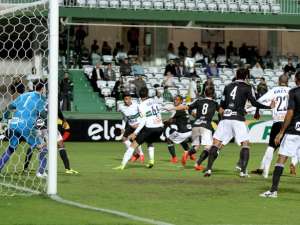Coritiba x Ponte Preta - Macaca quer afastar crise na gelada Curitiba...