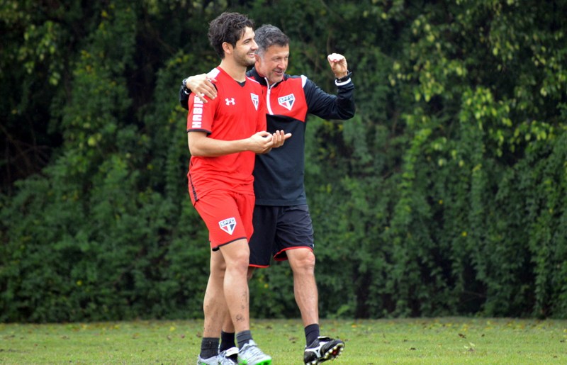 Alexandre Pato conversa com Osorio em treino do São Paulo 