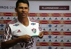 Osvaldo, ex-atacante do São Paulo, é oficializando pelo Fluminense