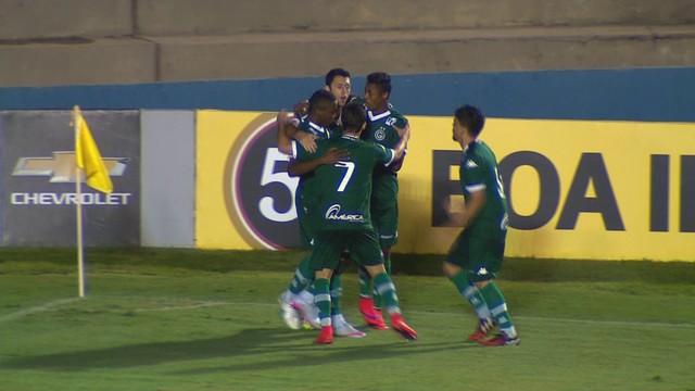 Goiás passa por cima pelo Santos no Serra Dourada