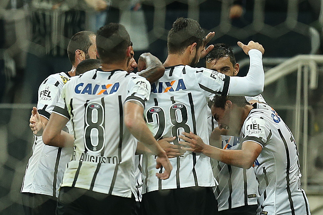 Corinthians derrota o Atlético-PR no Brasileirão