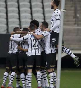Corinthians vence Atlético-PR e rouba vaga do Palmeiras no G4 do Brasileirão Chevrolet