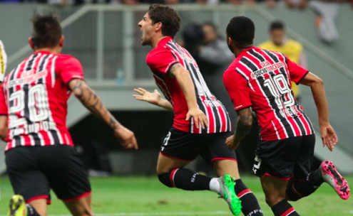 Pato se deu bem pelas beiradas do campo e Osorio jogou sem centroavante no São Paulo