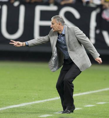 Tite tenta conter euforia do time e da torcida ao chegar no G4 