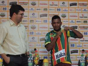 Série B: Sampaio Corrêa apresenta atacante Henrique, ex-Moto Clube