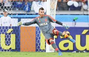 Paulo Victor volta a treinar com bola no Flamengo após um mês
