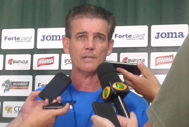 Paulo Roberto Santos vai buscando reação com o Bugre