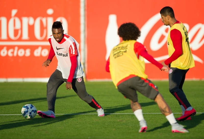Vitinho treinou e enfrenta o Joinville, neste domingo