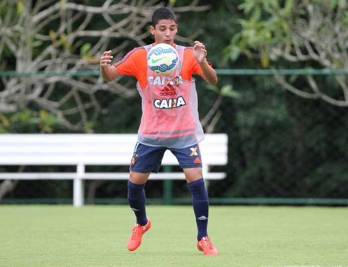 Neto Moura deve ser o substituto de Maikon Leite contra o Palmeiras
