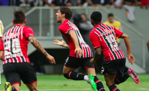 São Paulo fica sem volante Wesley, mas vai ter a volta de Luis Fabiano contra o Coritiba