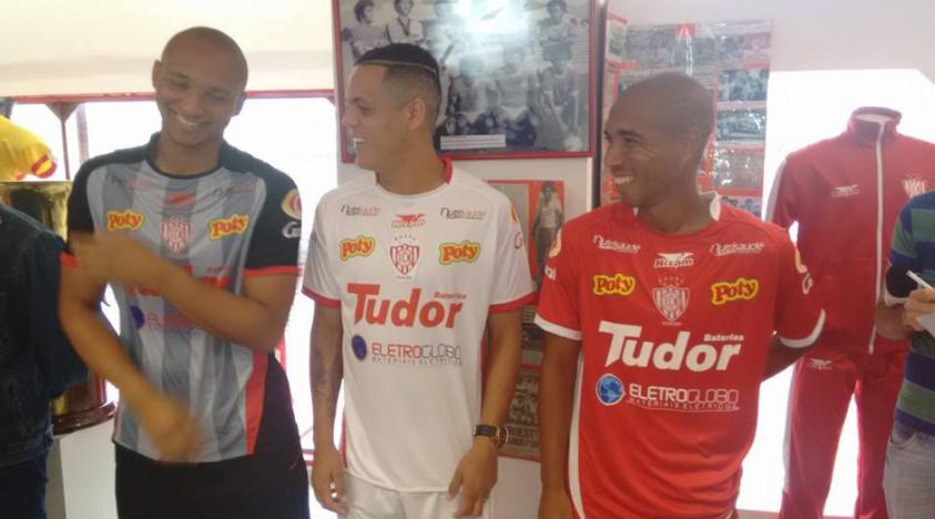 Na manhã de hoje, o Noroeste fez o lançamento de sua nova loja oficial e também dos novos uniformes da equipe com a presença dos atletas.  - Foto: EC Noroeste Oficial / Divulgação